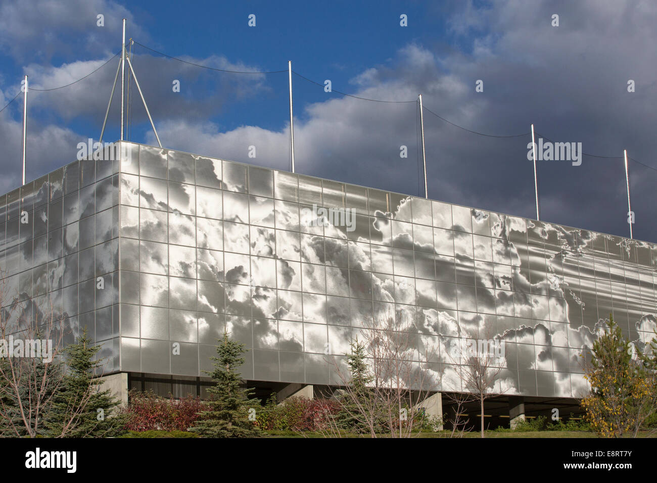 Semi-perforierte Metallschirme Parkade Wände zeigen Wolken am Himmel, auch natürliche Belichtung und Belüftung zu ermöglichen. Stockfoto
