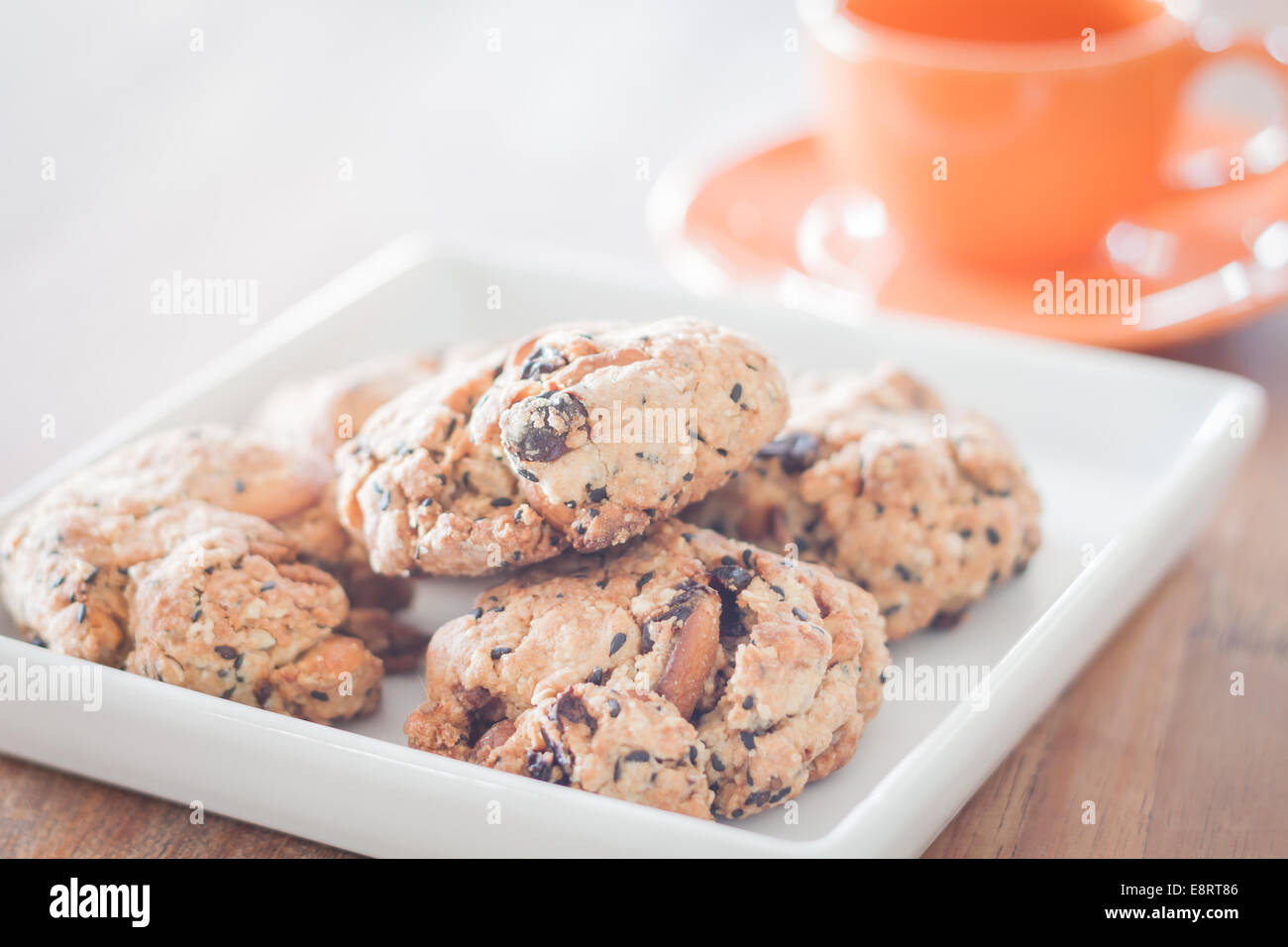 Closeup gemischt Nuss Cookies mit Mini orange Kaffeetasse, Foto Stockfoto