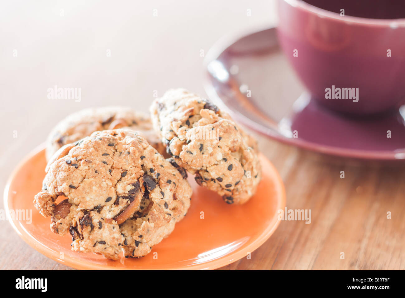 Closeup Müsli Cookies auf orange Teller und Kaffeetasse, stock Foto Stockfoto