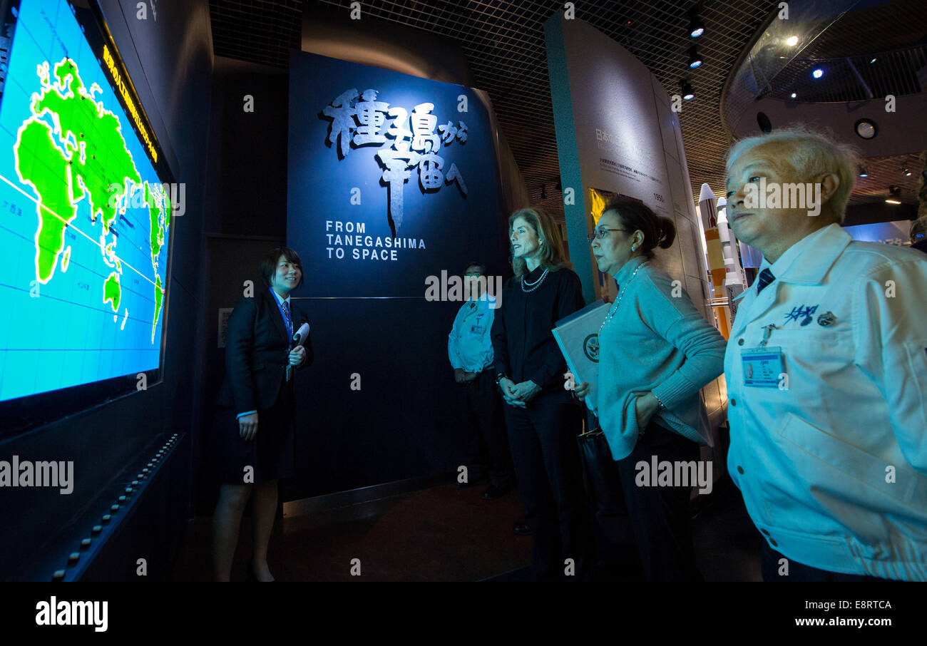 Caroline Bouvier Kennedy, US-Botschafterin in Japan, besuchte das Tanegashima Space Center in der Präfektur Kagoshima. Im Mittelpunkt des Besuchs stand die Global Precipitation Measurement (GPM) Mission, eine Zusammenarbeit zwischen der NASA und der JAXA zur Untersuchung globaler Niederschlagsmuster. Stockfoto