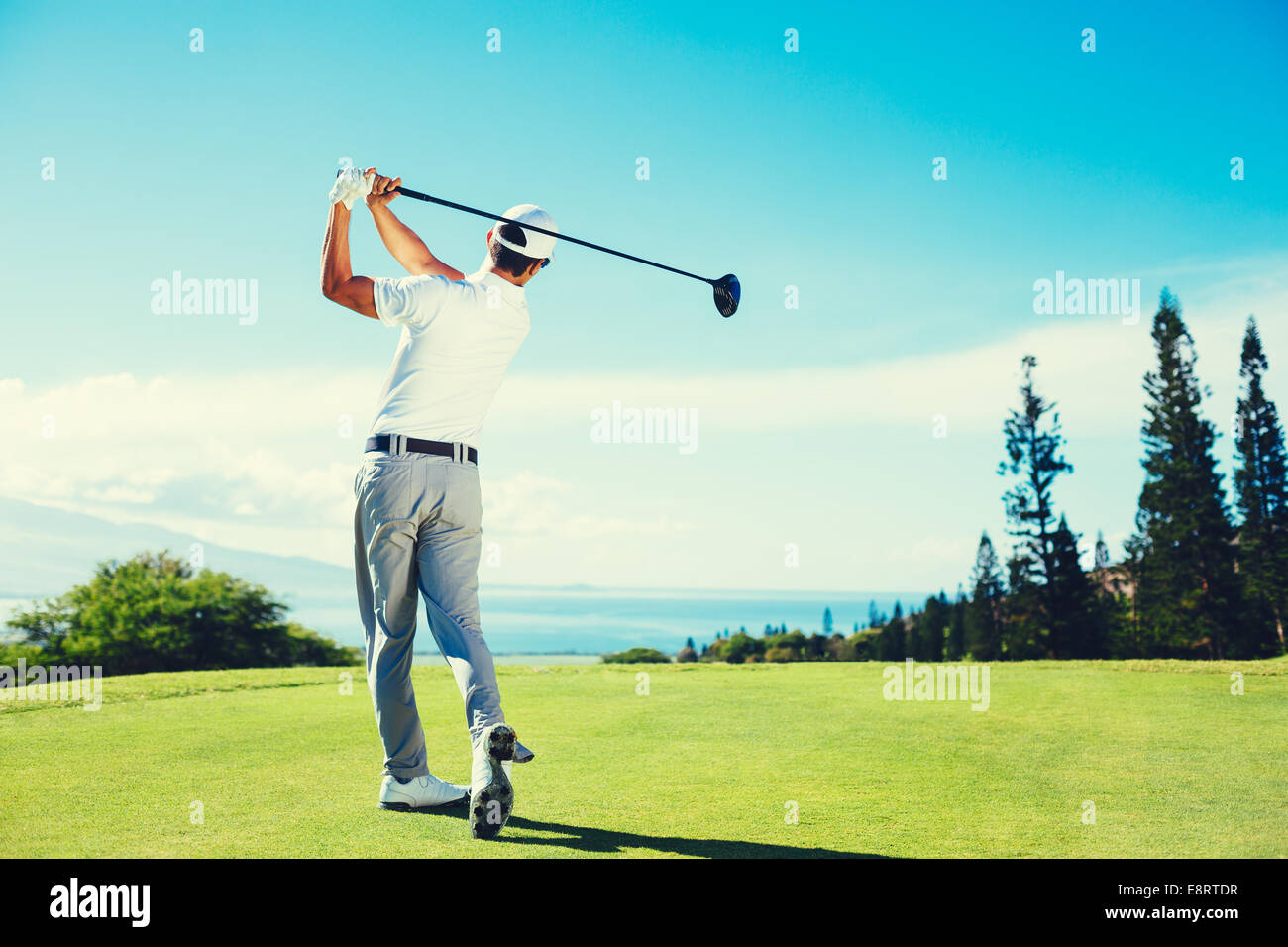 Golfer spielen auf wunderschönen Golfplatz Stockfoto