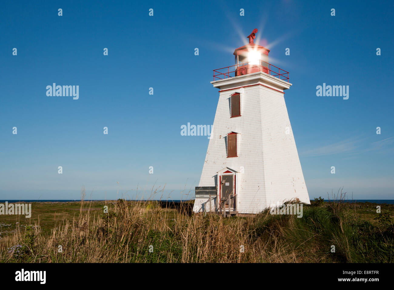 Reflektion der Sonne in Cape Egmont Leuchtturm - Cape Egmont, Prince Edward Island, Canada Stockfoto