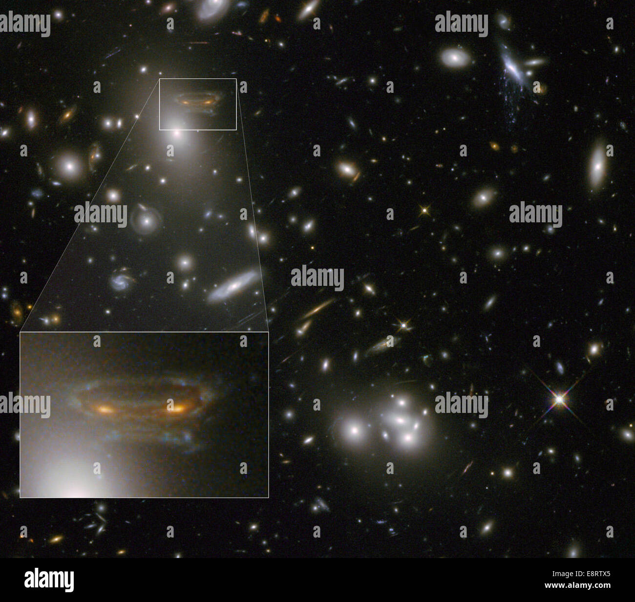 Das Gravitationsfeld um den Galaxienhaufen Abell 68 fungiert als natürliche Linse und verstärkt das Licht von entfernten Galaxien dahinter, ein Phänomen, das als Gravitationslinse bekannt ist und vom Hubble Weltraumteleskop erfasst wurde. Stockfoto