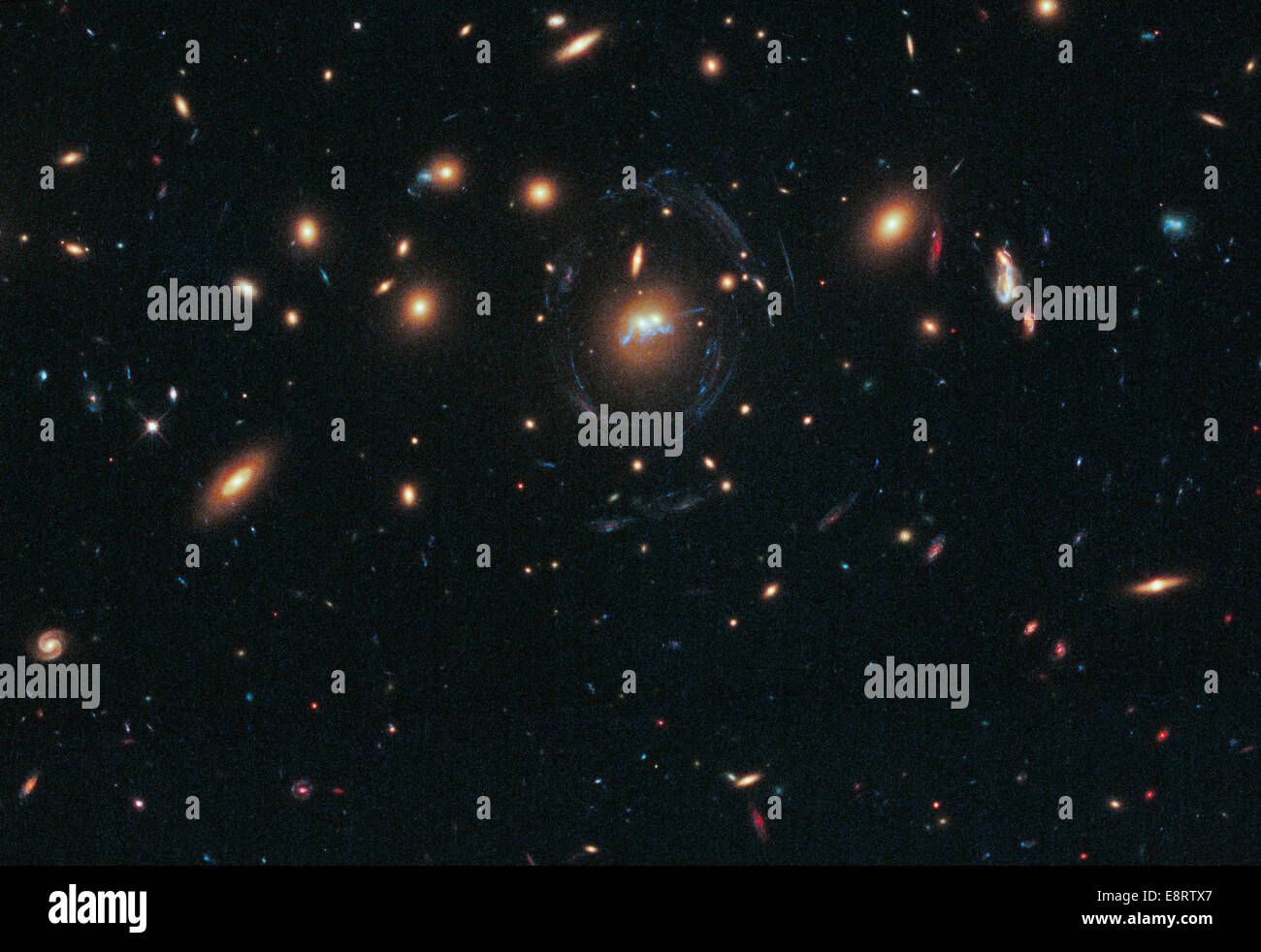Hubble-Weltraumteleskop der NASA hat fotografiert, der dichten Galaxienhaufen SDSS J1531 + 3414 im nördlichen Sternbild Corona Bor Stockfoto