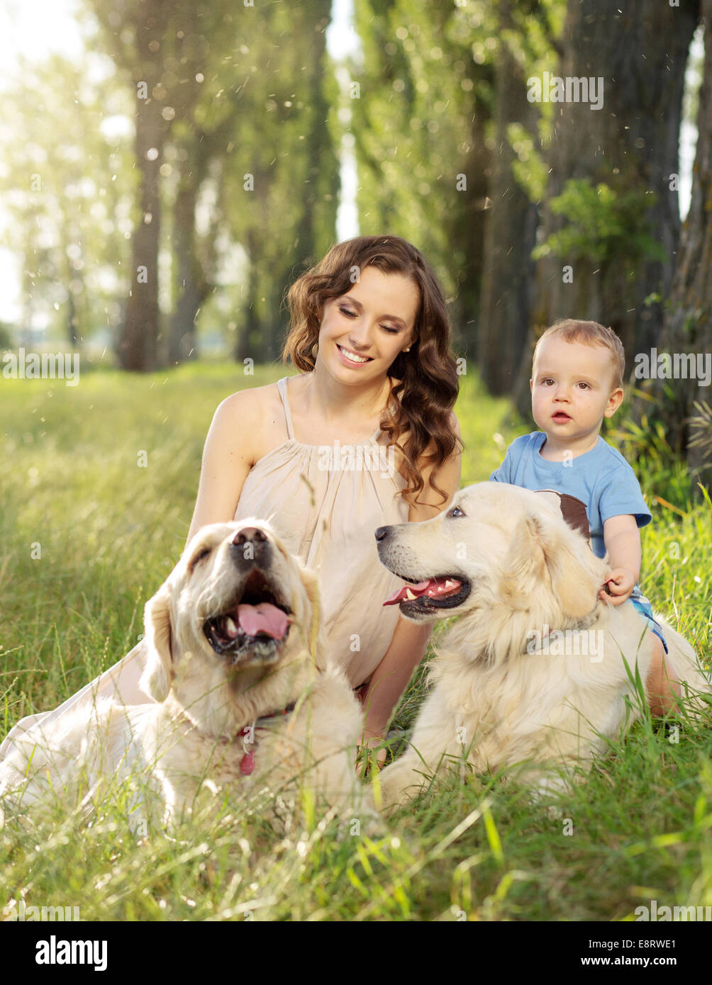 Charmante Frau mit Kind und zwei Hunde Stockfoto