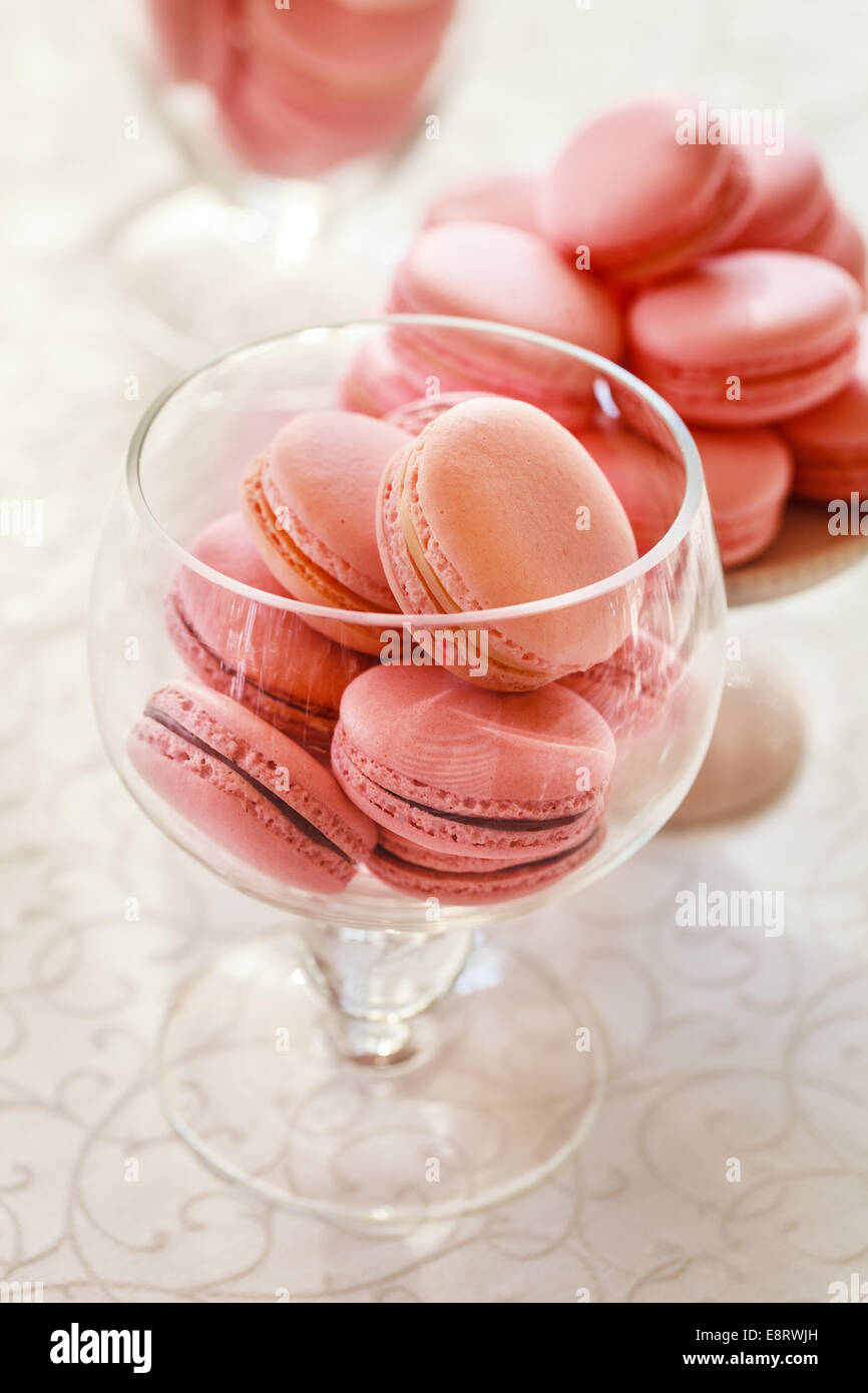 Leckeres süßes Buffet mit bunten Glasschüssel macarons Stockfoto
