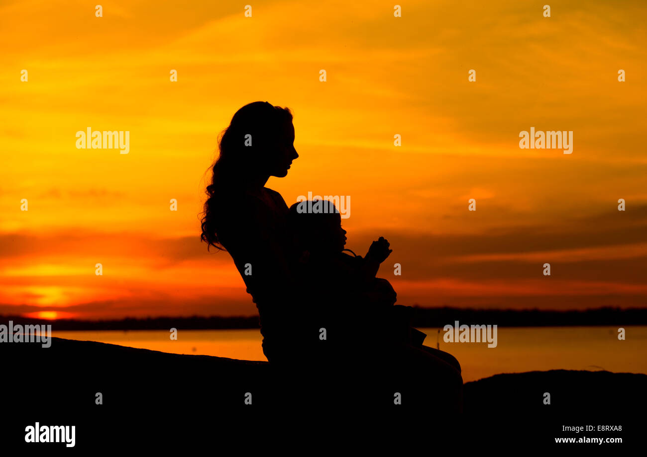 Mutter und Baby Blick auf den Sonnenuntergang Stockfoto