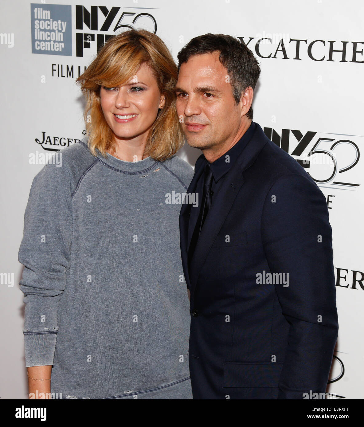 NEW YORK-OCT-10: Actor Mark Ruffalo (R) und Sunrise Coigney besuchen Sie die "Foxcatcher"-Premiere auf dem 52. New York Film Festival in der Alice Tully Hall am 10. Oktober 2014 in New York City. Stockfoto