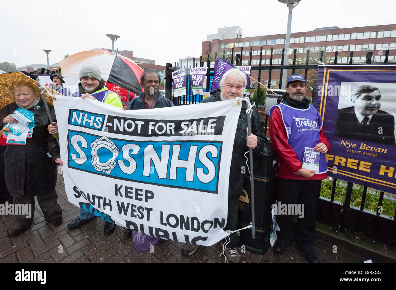 St.-Georgs Hospital, Tooting, London, UK. 13. Oktober 2014. NHS Arbeitnehmer, einschließlich Krankenschwestern, Hebammen, Träger und Krankenwagen Personal, nehmen Teil an einem vier-Stunden-Streik am St.-Georgs Hospital in Süd-west London im Rahmen von Arbeitskämpfen bewirken vor allem England. Bildnachweis: Lee Thomas/Alamy Live-Nachrichten Stockfoto