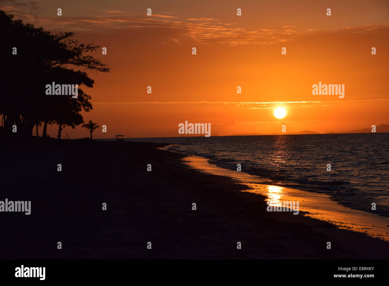 Schöne Fidschi Landschaft rot Sommer Sonne Sonnenuntergang Urlaub Wasser spektakulär Stockfoto