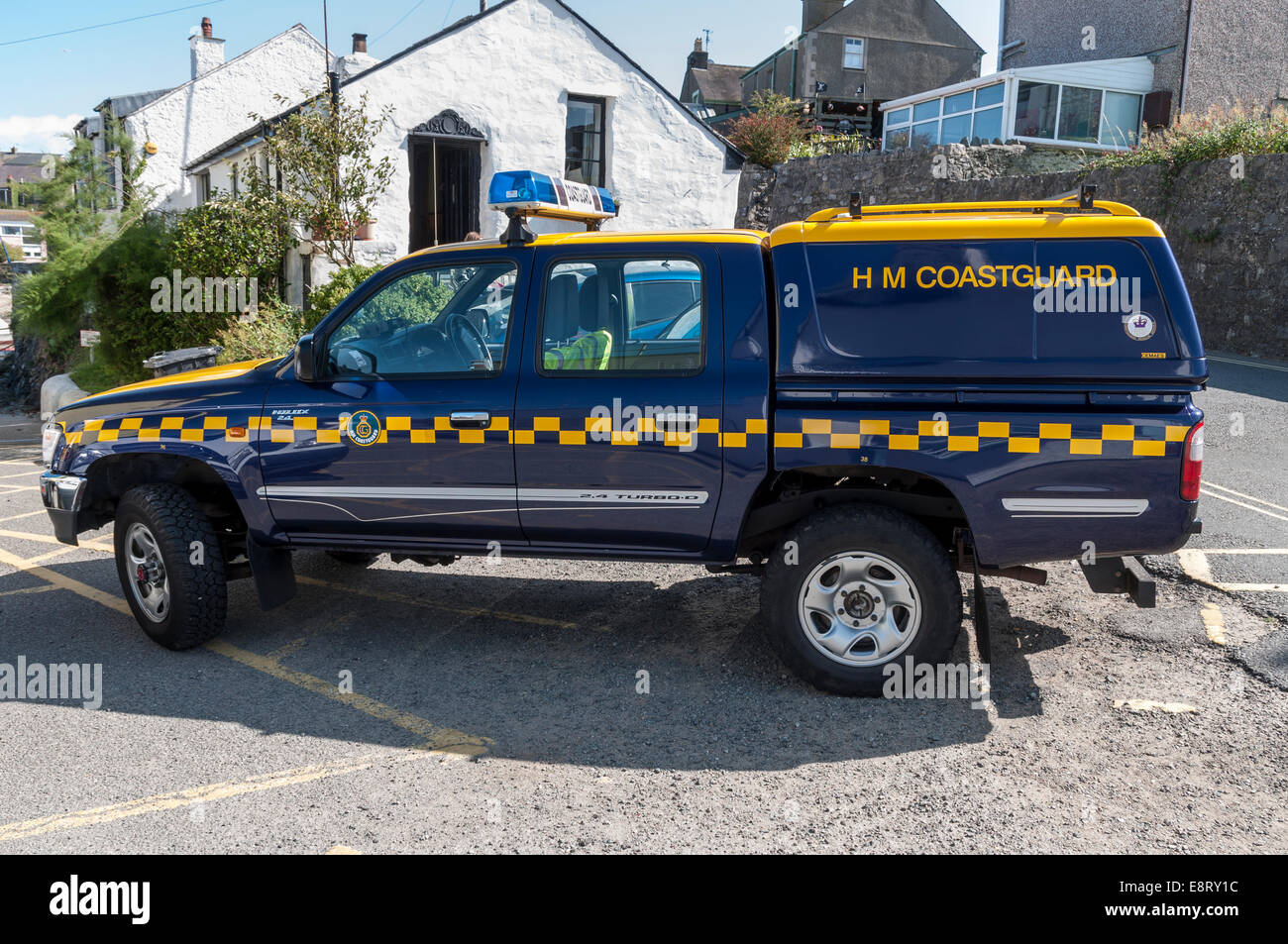 Cemaes Bay H.M Küstenwache Fahrzeug Anglesey North Wales am R.N.L.I. Rettungsboot Tag August 2014 Stockfoto