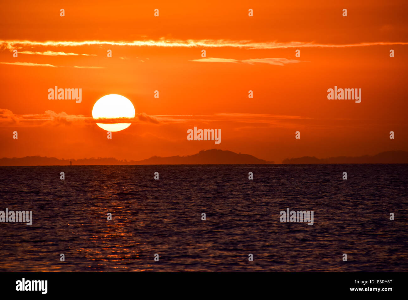 Schöne Fidschi Landschaft rot Sommer Sonne Sonnenuntergang Urlaub Wasser spektakulär Stockfoto