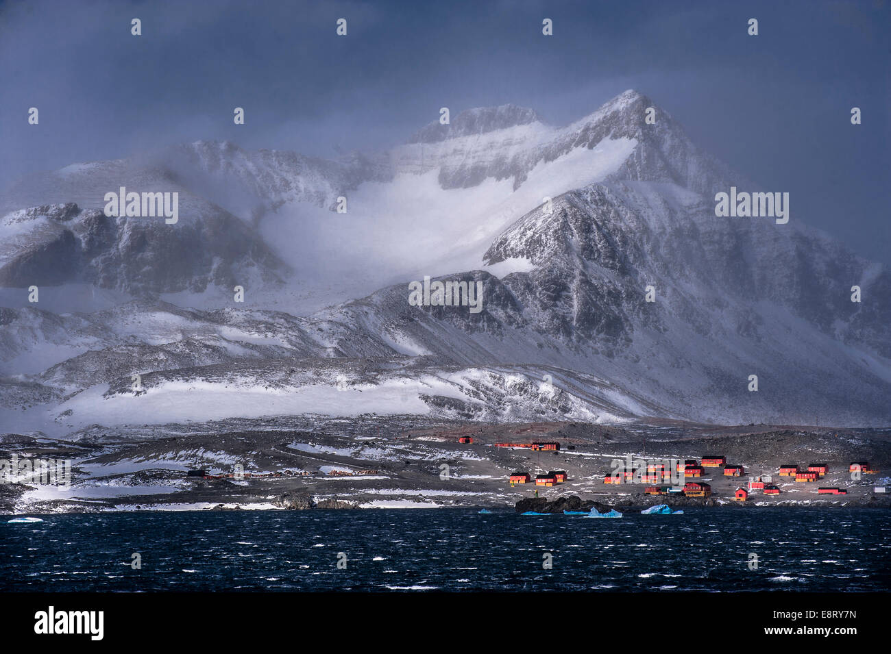 Eine stürmische bergigen Szene an der Spitze der antarktischen Halbinsel. Ein antarktischen Forschungsstation befindet sich am Fuße des Berges Stockfoto