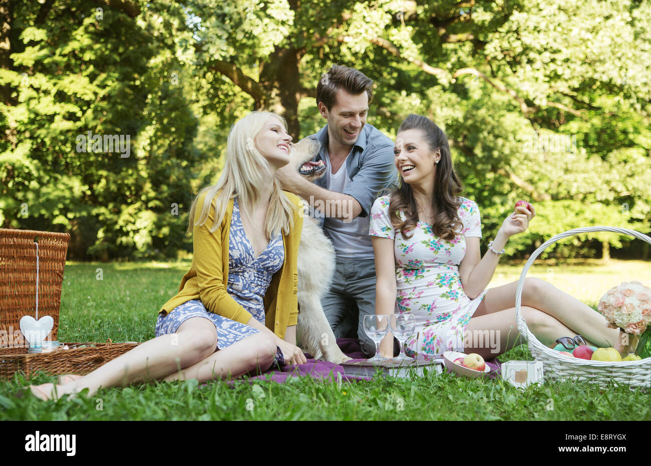 Drei Freunde während der Sommer-Picknick Stockfoto