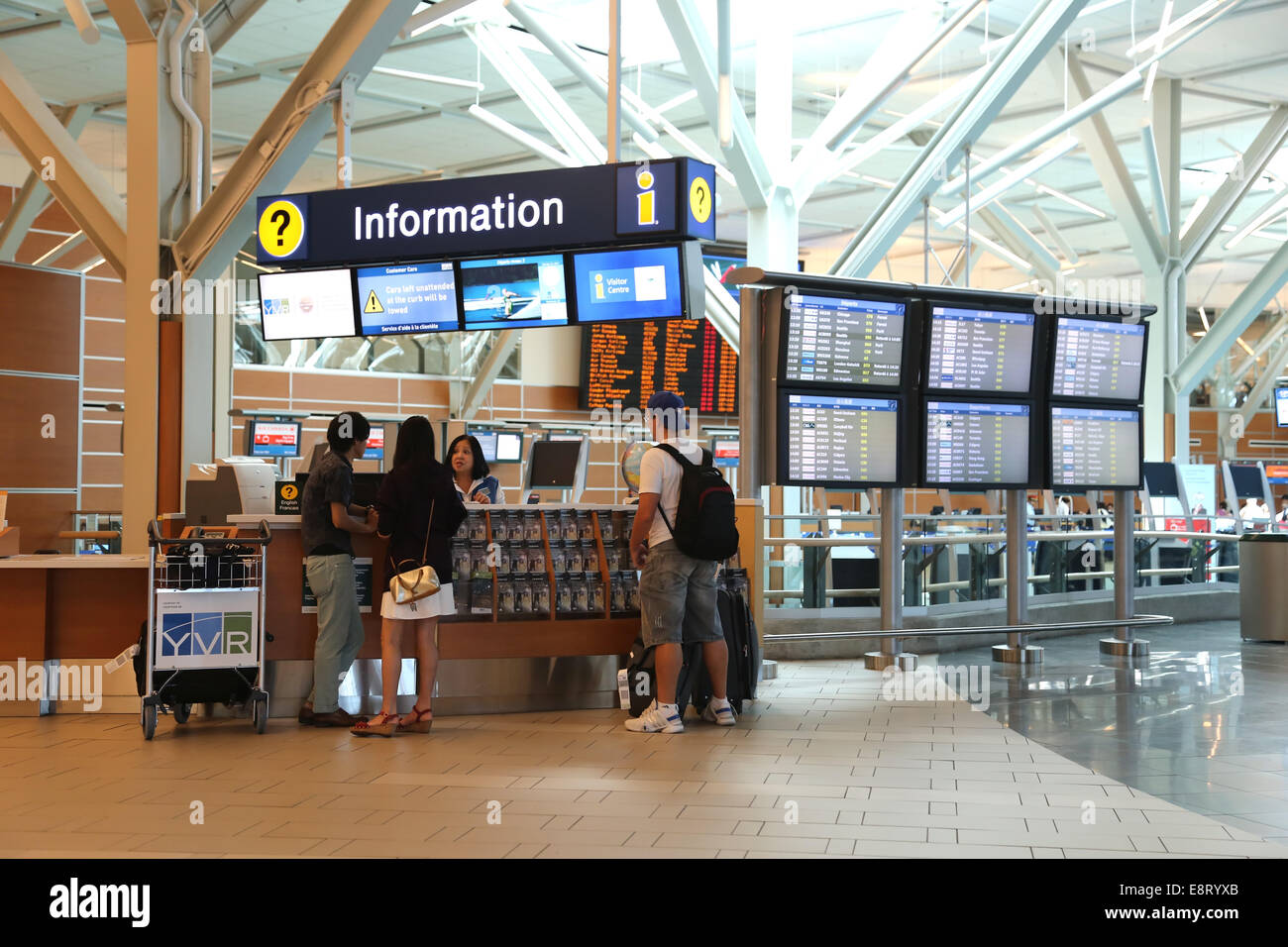 Vancouver, BC Kanada - 13. September 2014: Menschen Fragen einige Informationen Insdie YVR Flughafen in Vancouver BC Kanada. Stockfoto
