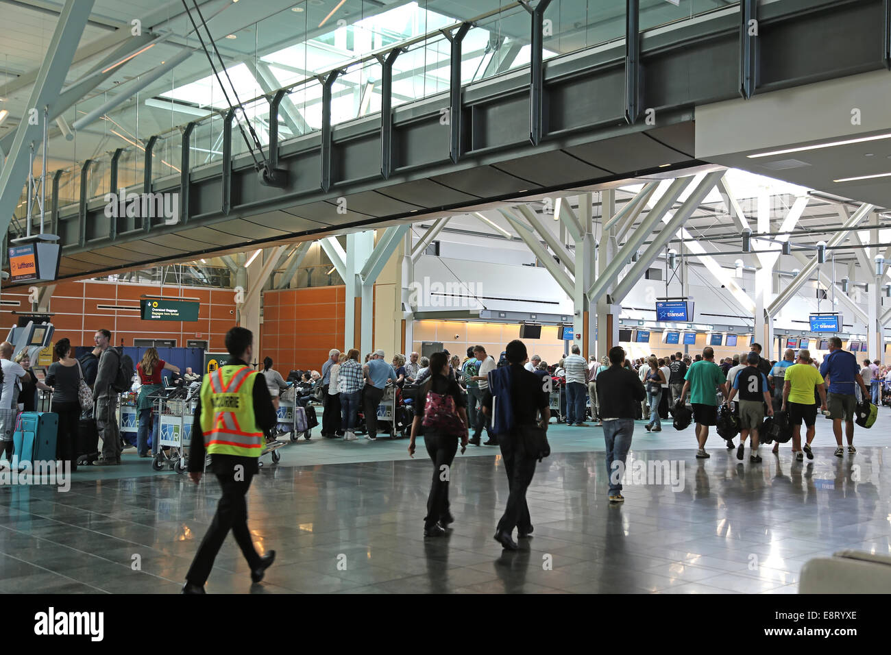 Vancouver, BC Kanada - 13. September 2014: Eine Seite des Vancouver International Airport mit Unschärfe Bewegung Menschen in Vancouver Stockfoto