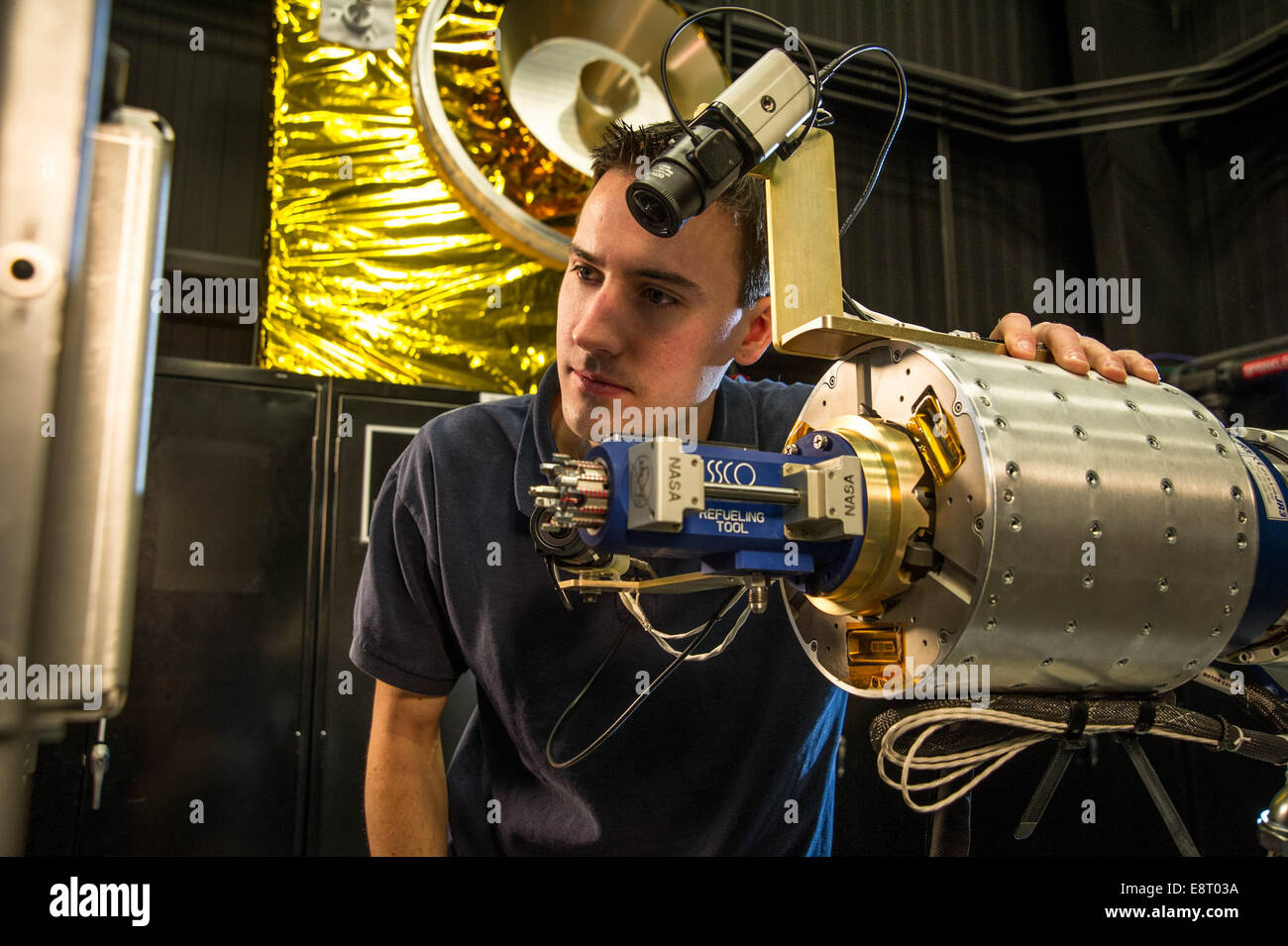 RROxiTT führen Roboteringenieur Alex Janas mit dem Oxidationsmittel Düse Werkzeug steht, da er die Arbeit vor Ort untersucht. Stockfoto
