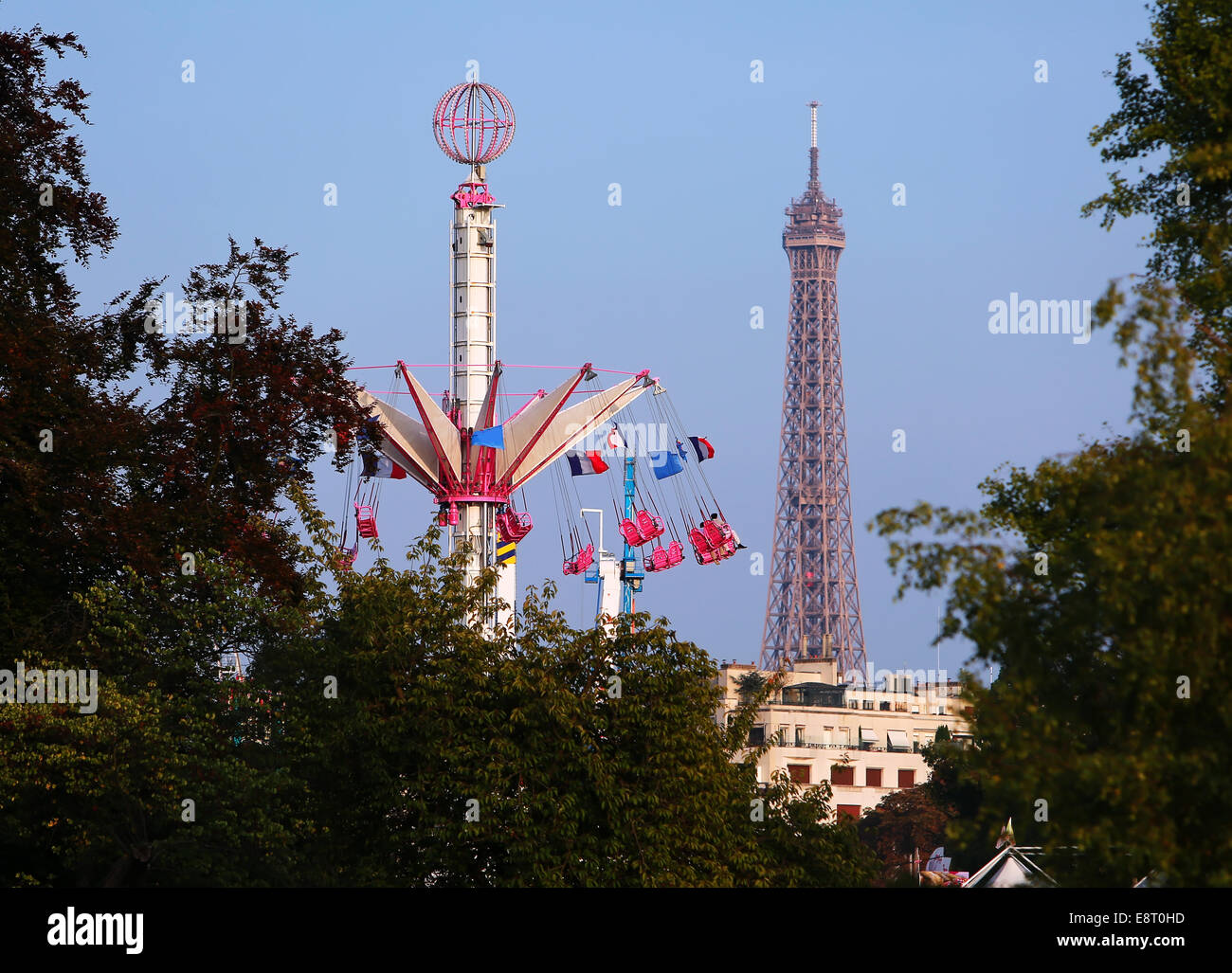 Karussell vor dem Eiffelturm in Paris, Frankreich Stockfoto