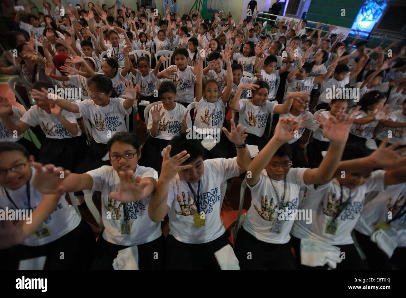 Mandaluyong City, Philippinen. 14. Oktober 2014. Kinder heben die Hände auf der Global Handwashing Day in Mandaluyong City, Philippinen, 14. Oktober 2014. Der Global Handwashing Day soll motivieren, mobilisieren und das Bewusstsein für Händewaschen mit Seife, um die Ausbreitung von Krankheiten zu verhindern. © Rouelle Umali/Xinhua/Alamy Live-Nachrichten Stockfoto