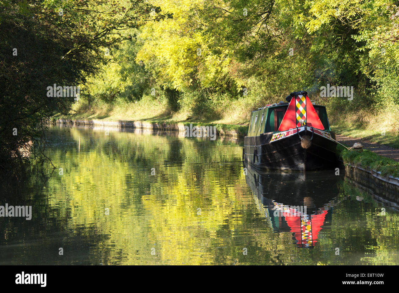 Narrowboat auf dem Oxfordshire-Kanal im Spätsommer. Oxfordshire, England Stockfoto