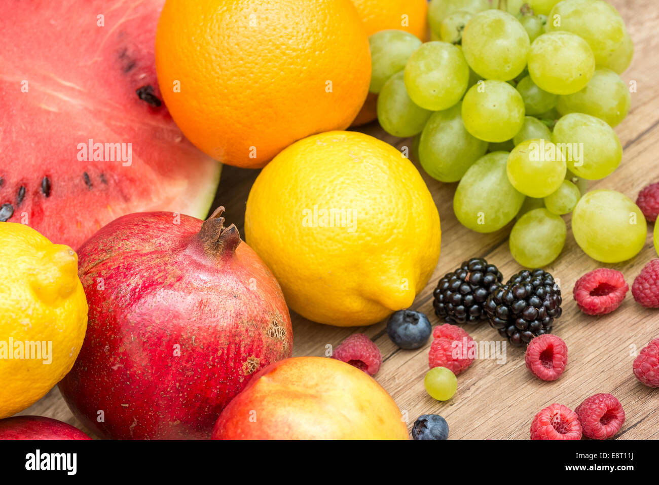 Frisches Bio-Obst auf Holztisch Stockfoto