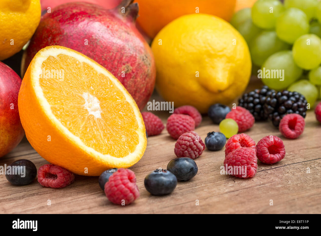 Gesunde tropische Früchte auf Holztisch Stockfoto