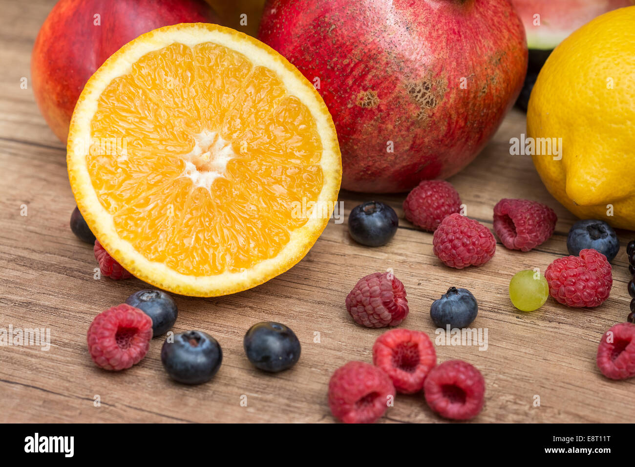 Gesunde tropische Früchte auf Holztisch Stockfoto