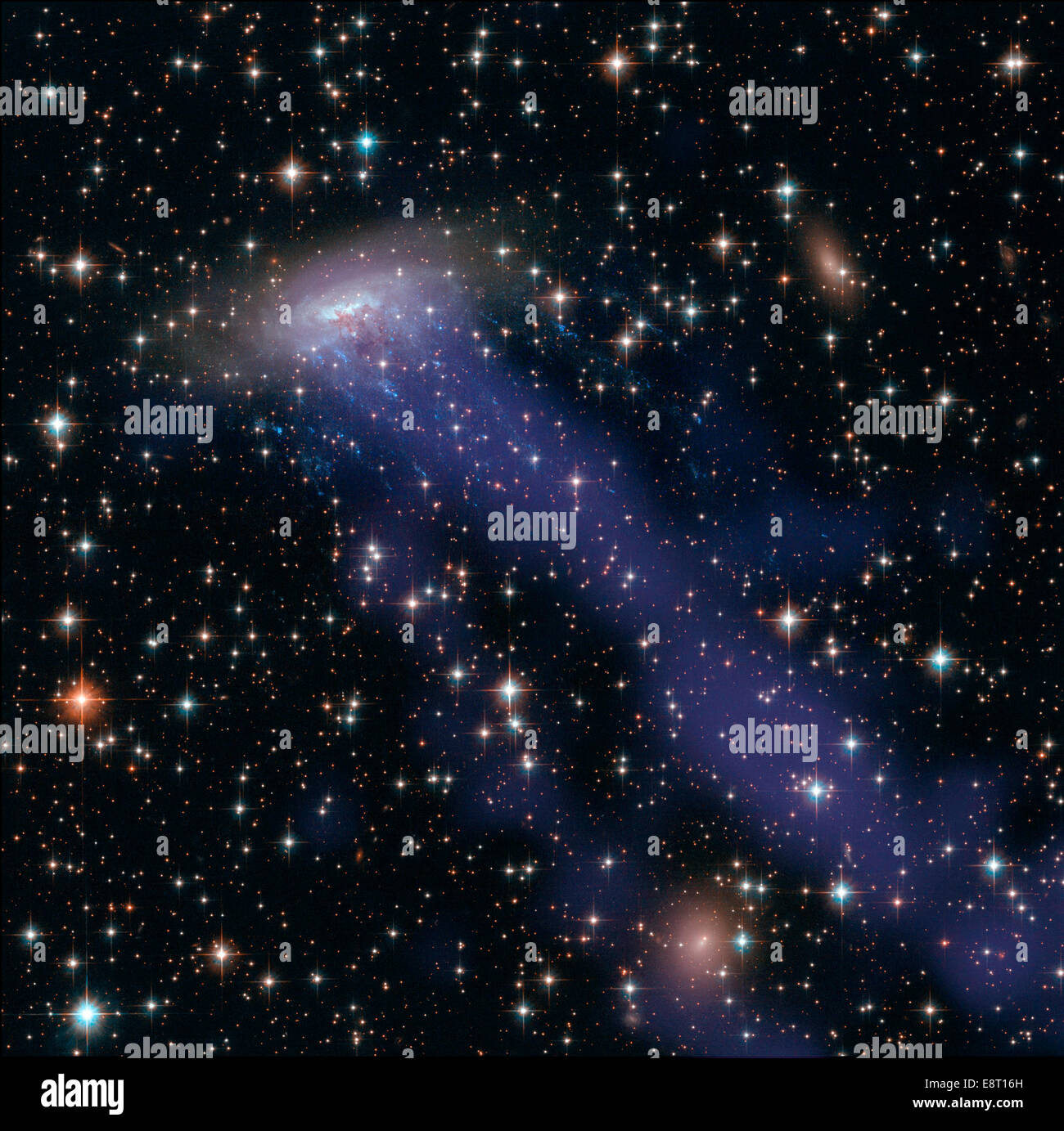 Dieses Bild vereint NASA/ESA Hubble Space Telescope Beobachtungen mit Daten aus dem Chandra x-Ray Observatory. Sowie die elektrische blaue Staudruck abstreifenden Streifen gesehen, ausgehend von der ESO 137-001, ein riesigen Gasstrom ersichtlich Ausweitung in Richtung th Stockfoto