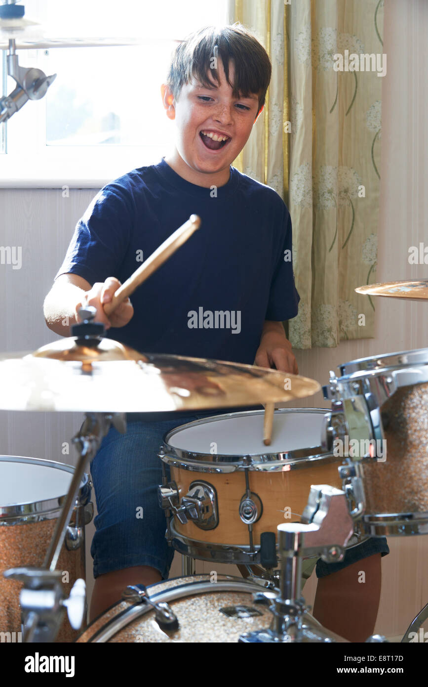 Junge spielt Schlagzeug zu Hause Stockfoto
