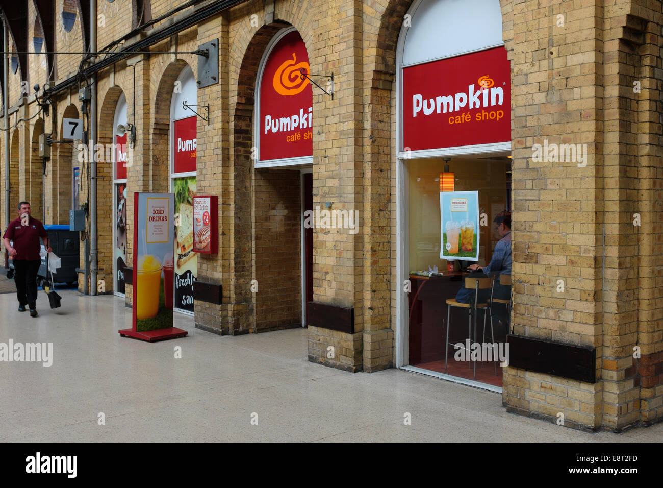 Das äußere des Kürbis-Café, ein Cafe Cafeteria Caféteria Erfrischung Erfrischungen Shop mitten in York Bahnhof Stockfoto