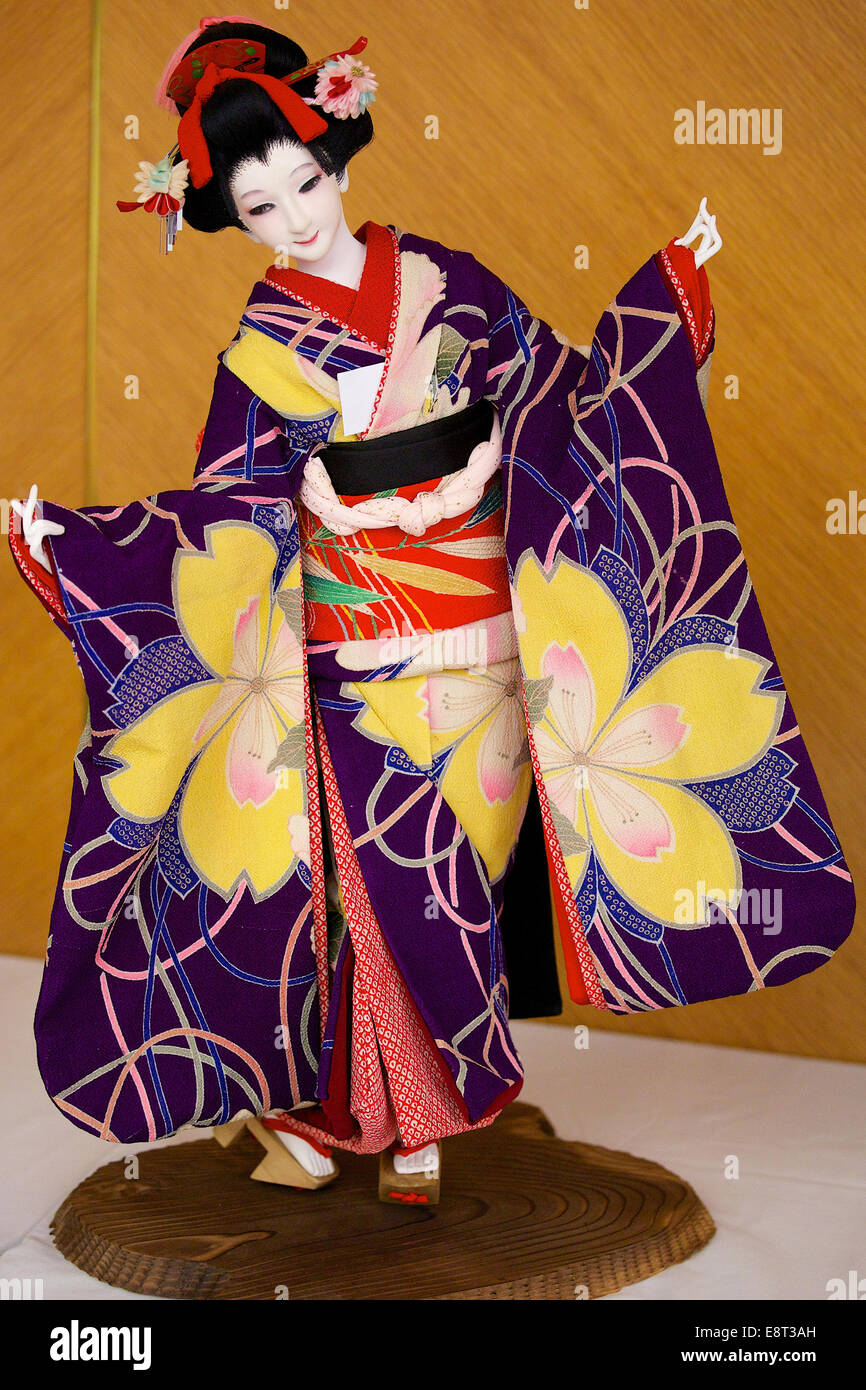 Japanische Puppen, gekleidet in traditionellen Verschleiß der Edo-Zeit sind die "japanische Puppe Ausstellung" von Hisen Koike am 11. Oktober 2014 in Tokio angezeigt. Hisen Sie Koike, Präsident des Vereins Ningyou Bijustsu (Art of Dolls), ausgestellten 100 Szenen aus dem Edo-Ära Leben zeigt die komplizierten Puppen tragen traditionelle Kleidung und Accessoires der Zeit. Die Ausstellung ist vom 11. Oktober bis 17 im Ginza Fenix Plaza in Tokio statt. © Rodrigo Reyes Marin/AFLO/Alamy Live-Nachrichten Stockfoto