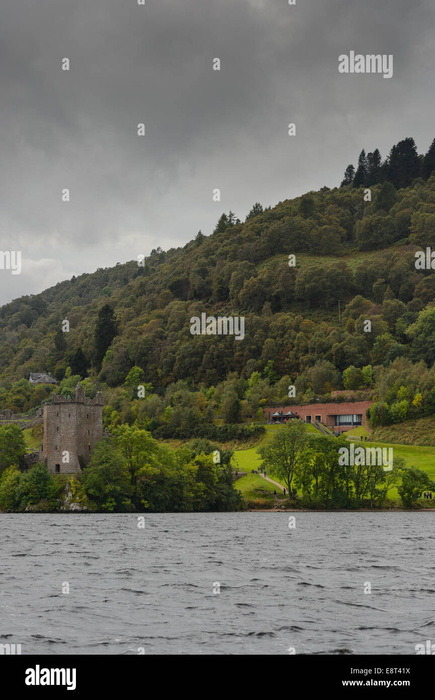 Urquhart Castle, Ruinen eine historischen Ruine am Ufer des Loch Ness mit dem Visitor Center Center hinter. Stockfoto