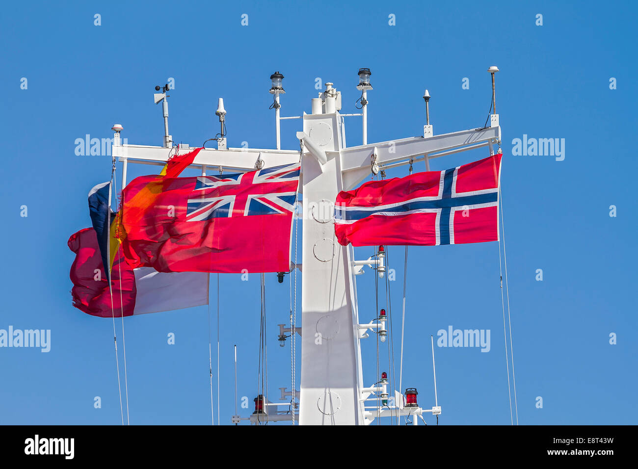 Norwegische und britische Fahnen aus einem Schiff Kristiansand Norwegen Stockfoto