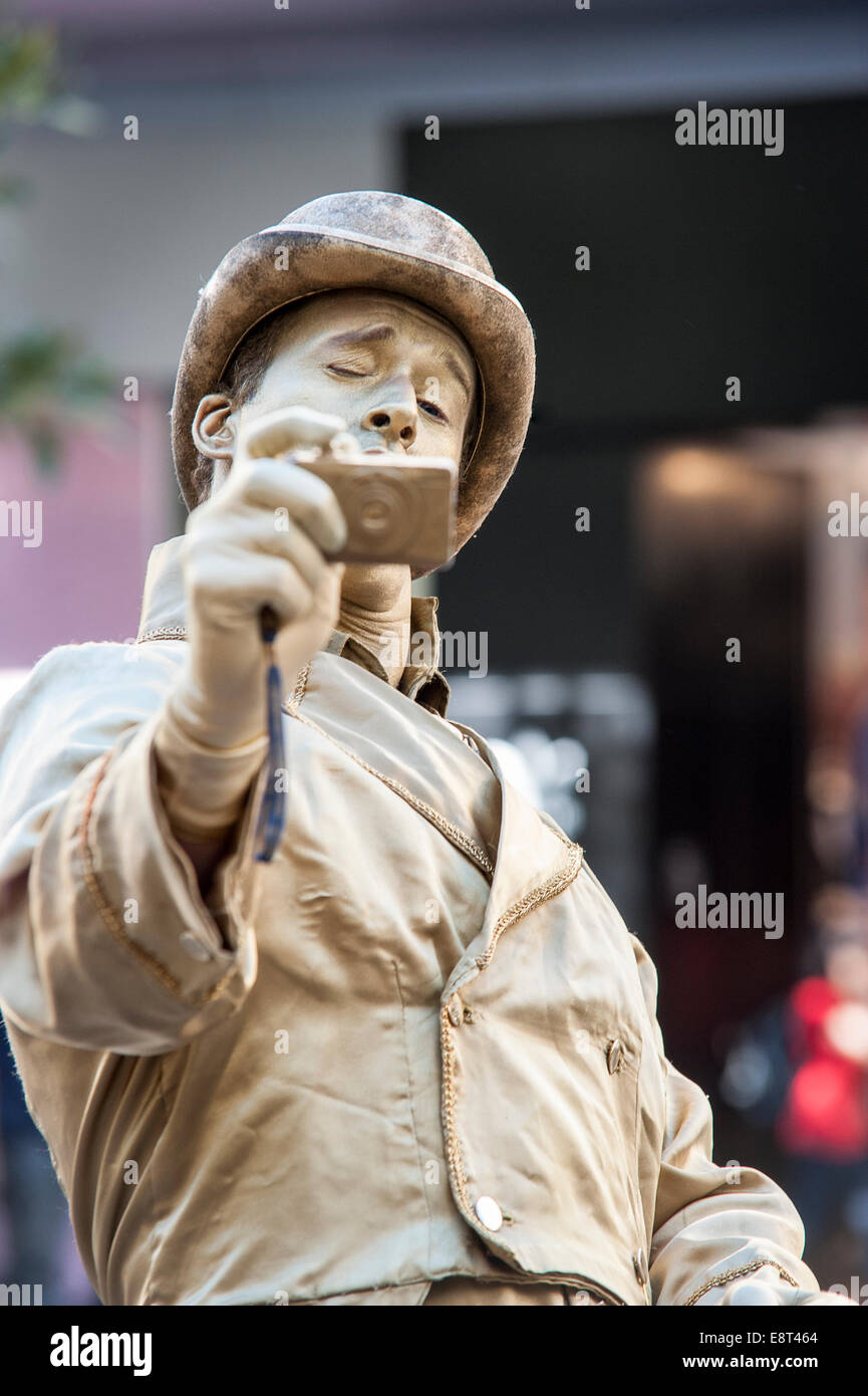 Ein Straßenmusikant Durchführung ein Selbstporträt in Burke Street Mall Melbourne Australien Stockfoto