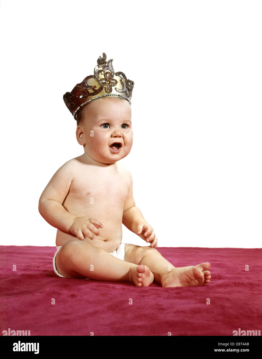 1960ER JAHREN SITZEN BABY TRAGEN KRONE TIARA UND WINDEL KÖNIG ODER KÖNIGIN Stockfoto