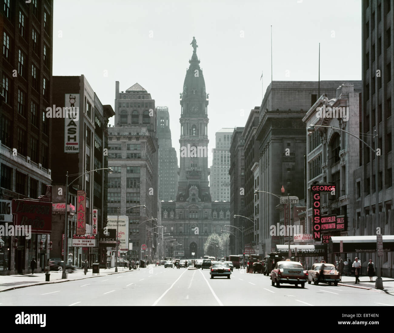 1950ER JAHRE NORTH BROAD STREET, BLICK NACH SÜDEN IN RICHTUNG RATHAUS PHILADELPHIA PENNSYLVANIA USA Stockfoto