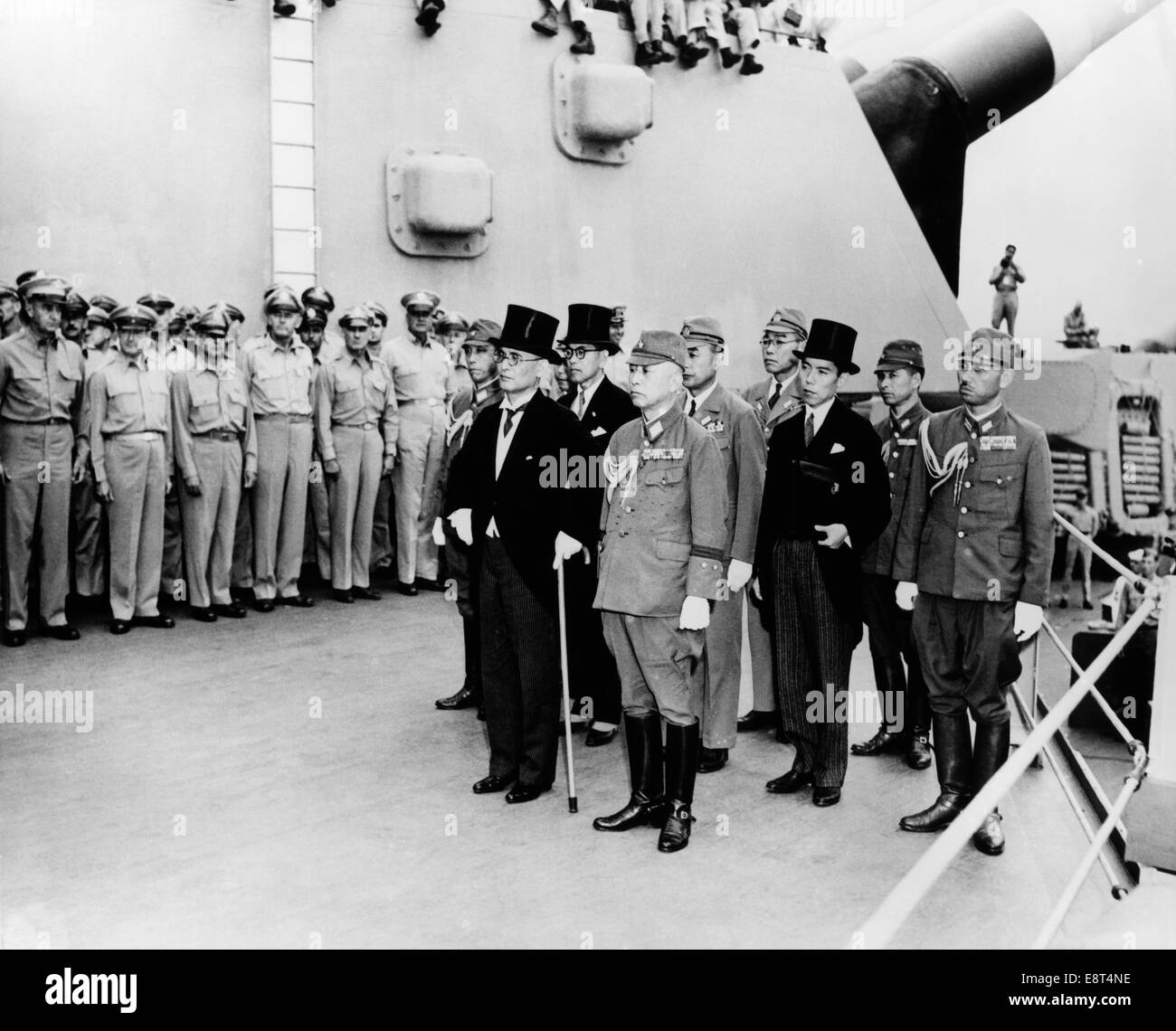 1940ER JAHRE JAPANISCHE KAPITULATION VERTRAG UNTERZEICHNER UNTERZEICHNER AN BORD USS MISSOURI TOKYO BAY 31. AUGUST 1945 Stockfoto