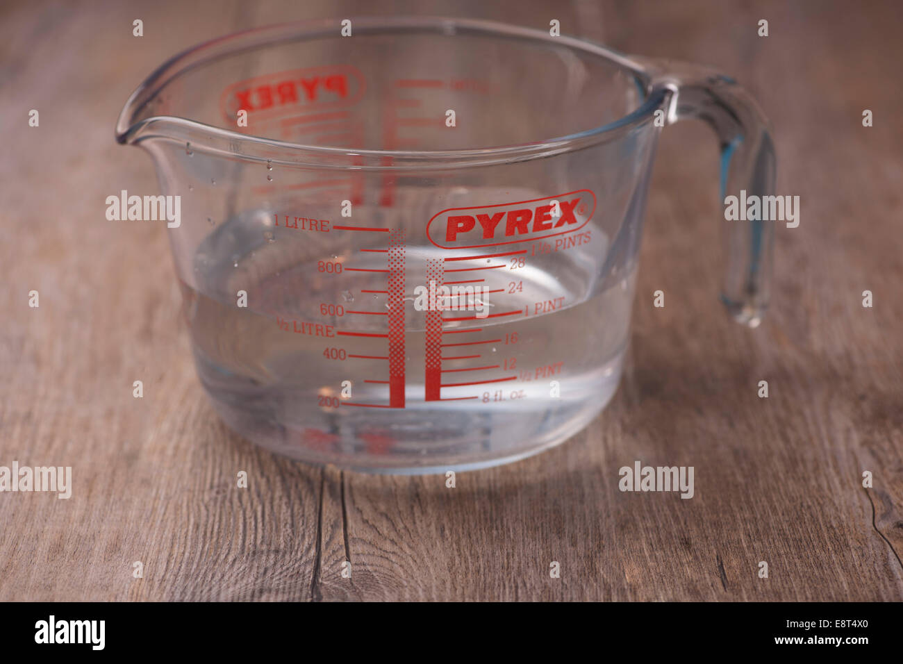Pyrex Glas 1 Liter Kanne messen Stockfoto