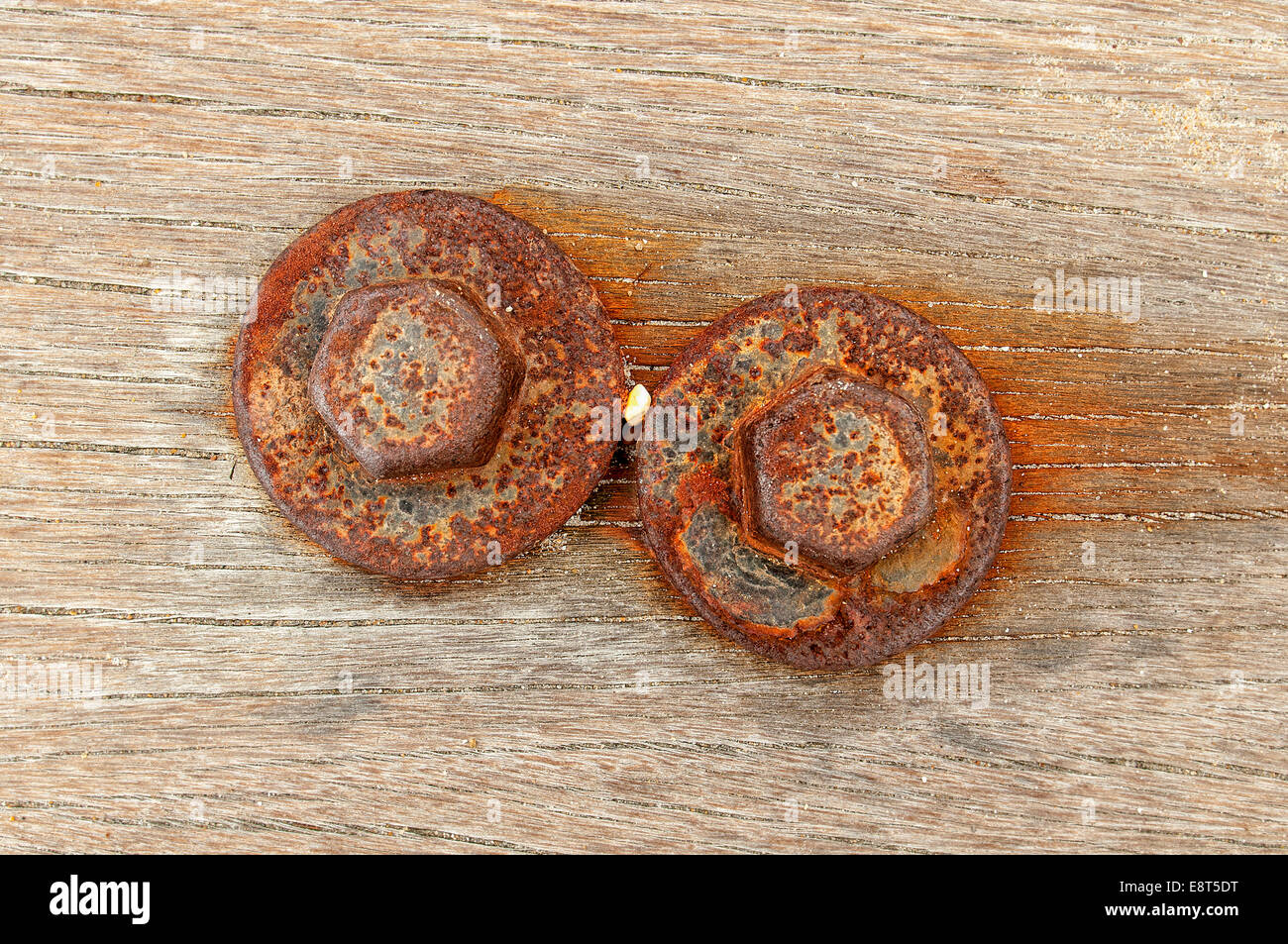 rostige Schrauben in verwittertem Holz Stockfoto