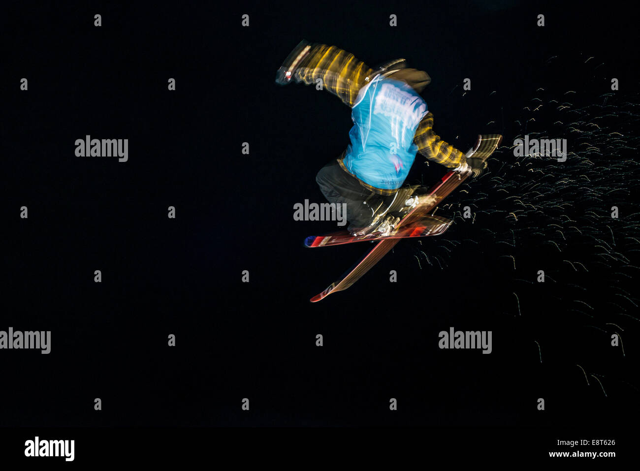 Trick-Skifahrer mit Motion blur, Nachtaufnahme, Mürren, Berner Oberland, Kanton Bern, Schweiz Stockfoto