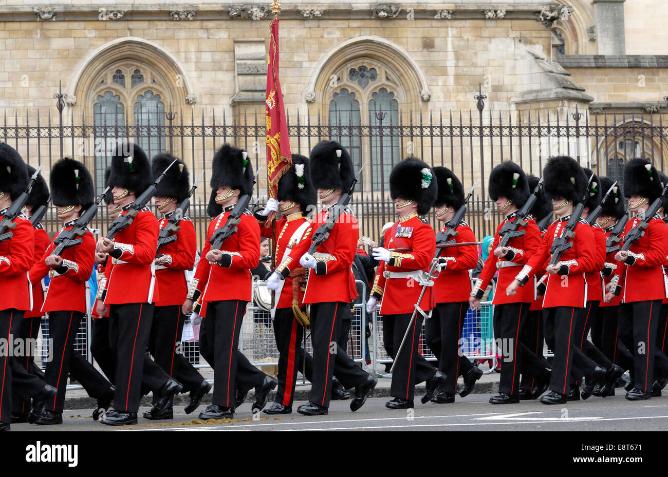 London, England, Vereinigtes Königreich. Zustand-Öffnung des Parlaments 4. Juni 2014. Die Welsh Guards marschieren vorbei Parlament Stockfoto