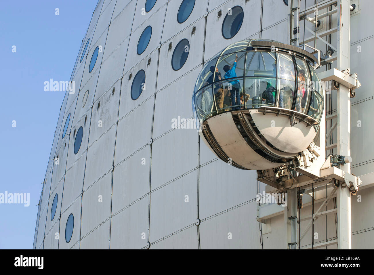 Sky View Kabine auf die Kuppel von der Event-Arena Ericsson Globe Arena, das größte sphärische Gebäude, Johanneshov, Stockholm Stockfoto