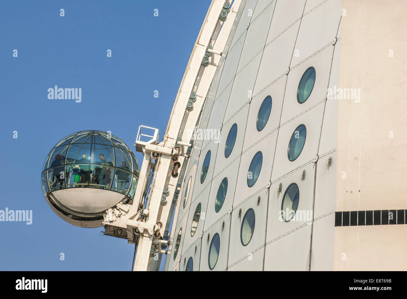 Sky View Kabine auf die Kuppel von der Event-Arena Ericsson Globe Arena, das größte sphärische Gebäude, Johanneshov, Stockholm Stockfoto