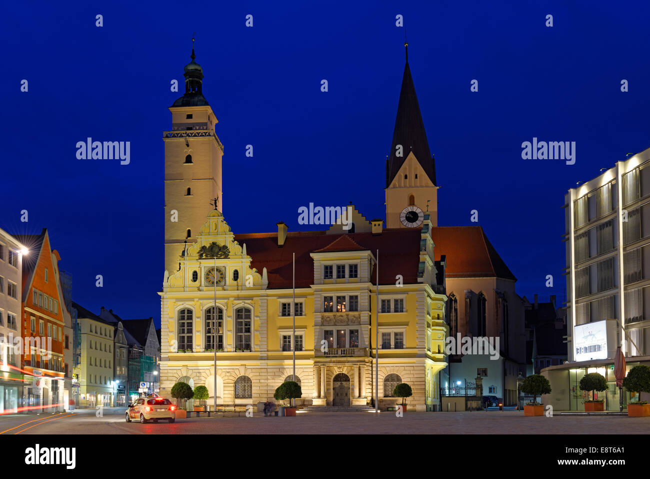 Altes Rathaus mit Pfeifturm Turm und der Turm der Pfarrkirche Kirche von St. Moritz, Ingolstadt, obere Bayern, Bayern, Deutschland Stockfoto