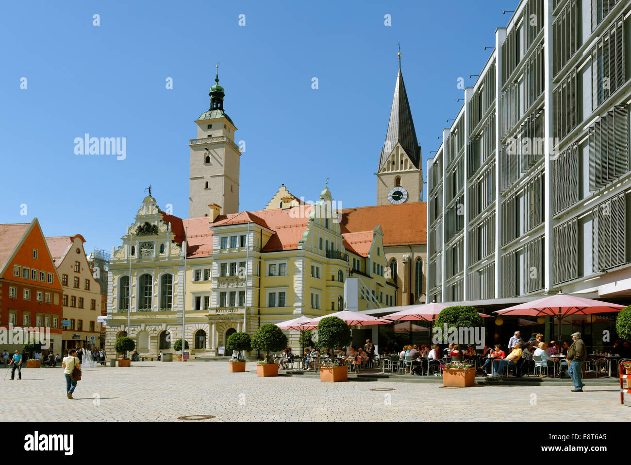 Altes Rathaus mit Pfeifturm, Turm der Pfarrkirche Kirche von St. Moritz, neues Rathaus, Rathausplatz, Ingolstadt Stockfoto
