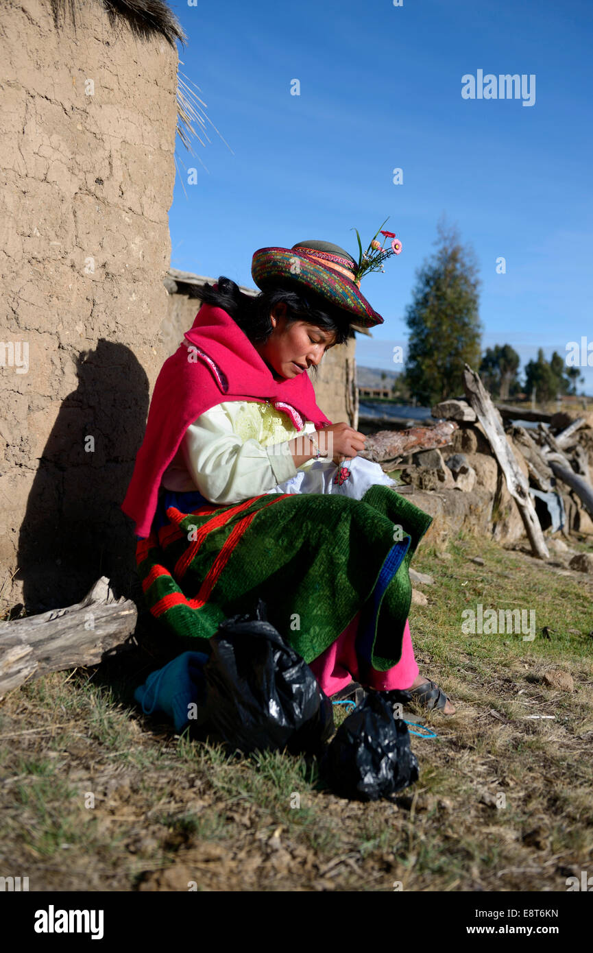 Junge Frau ein Tuch mit traditionellen Mustern, Ayacucho, Peru, Quispillacta, Techido de Chompa, Union Potrero Sticken Stockfoto