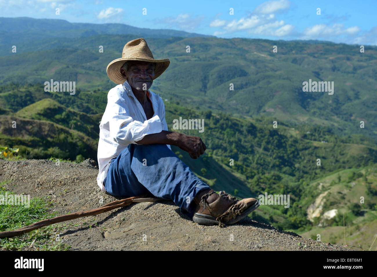Alter Mann mit Schuhen mit Löchern, Dorf Morin in Leogane, Haiti Stockfoto