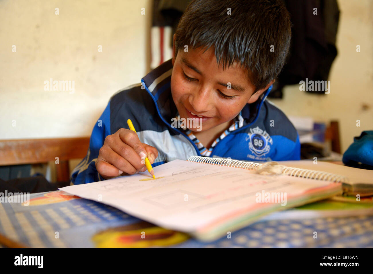 Junge, 13 Jahre, macht seine Hausaufgaben, Quivilla, Huanuco Provinz, Peru Stockfoto