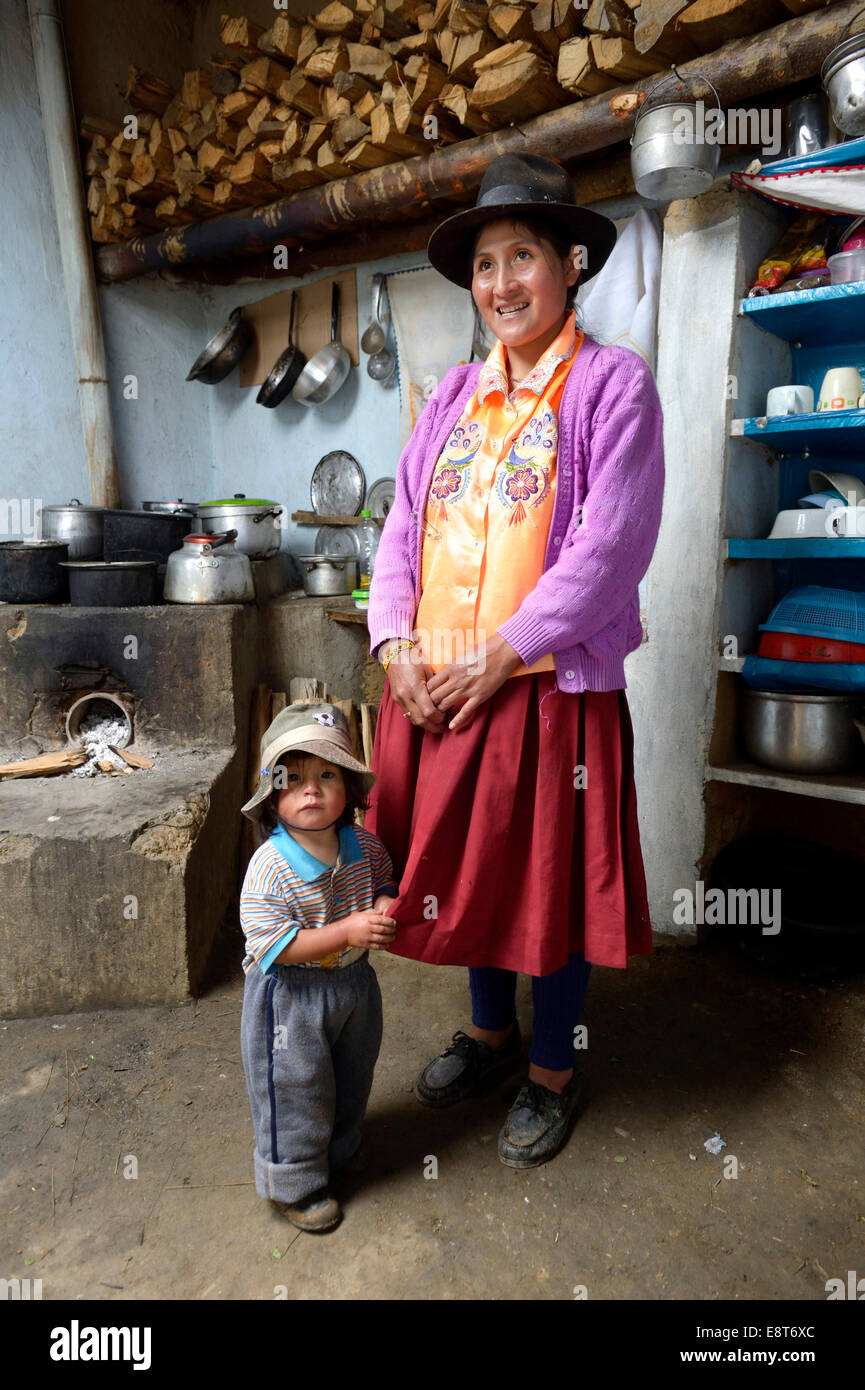 Mutter mit Kind in traditionellen Küche, Chuquis, Huanuco Provinz, Peru Stockfoto
