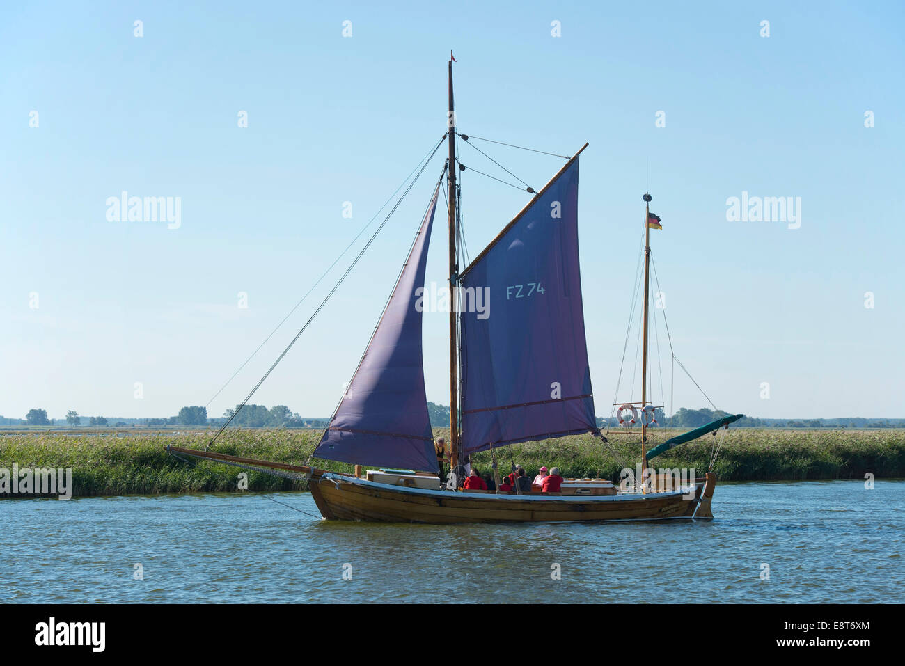 Zeesen Boot auf den Zingster Strom, Fluss-wie Arm, Zingst, Mecklenburg-Western Pomerania, Deutschland Stockfoto